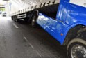 LKW blieb unter Bruecke haengen Koeln Ehrenfeld Innere Kanalstr Hornstr P050